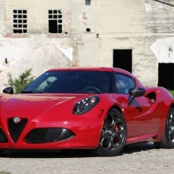 Alfa Romeo 4C: Poslastica za volanom